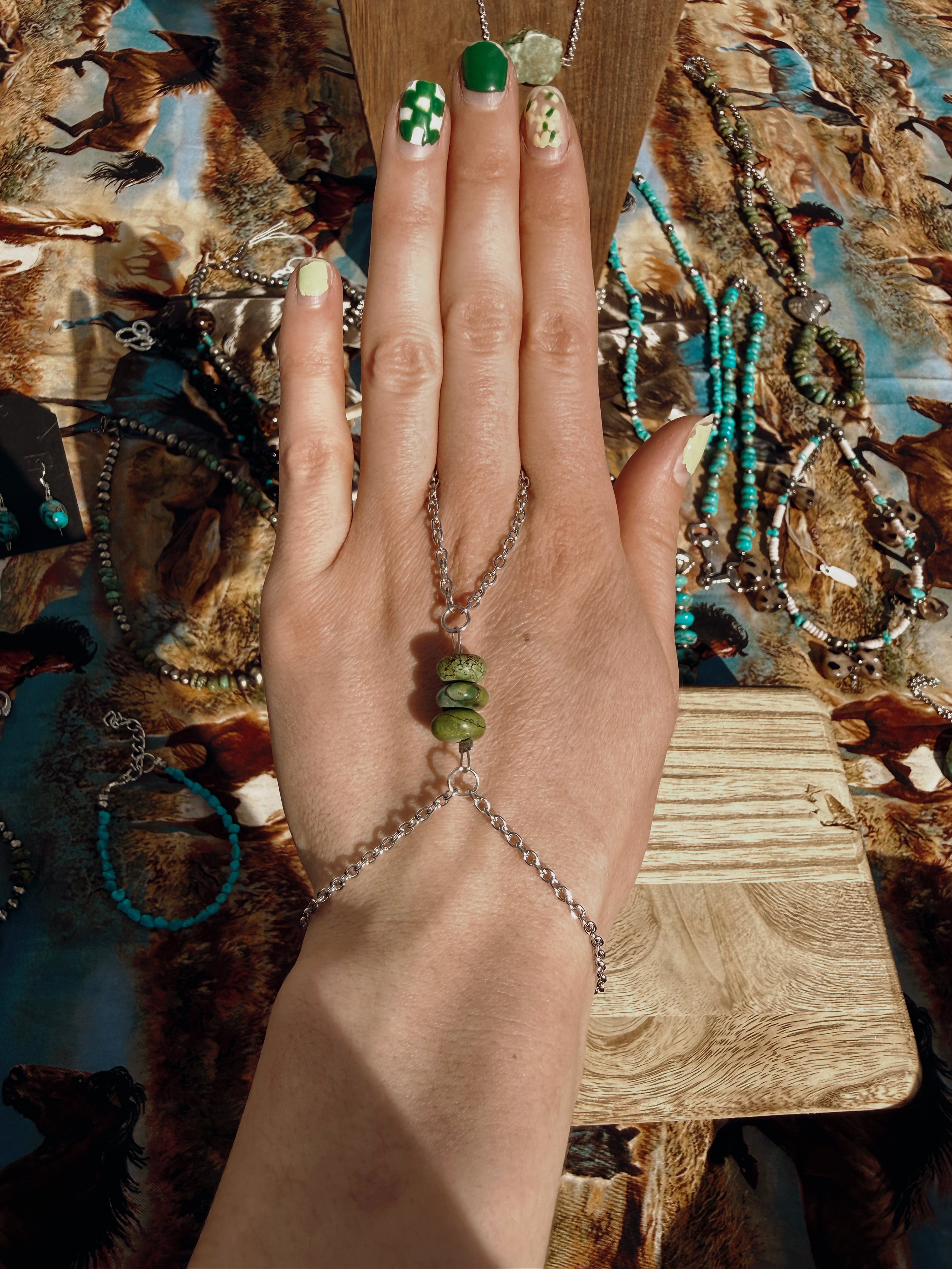 The Lorelai Handchain